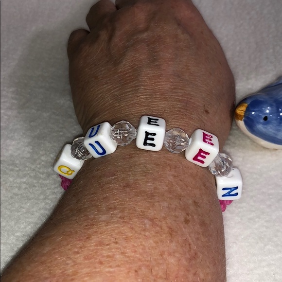 QUEEN Block Letter Pink & Clear Bead Bracelet - Picture 7 of 8